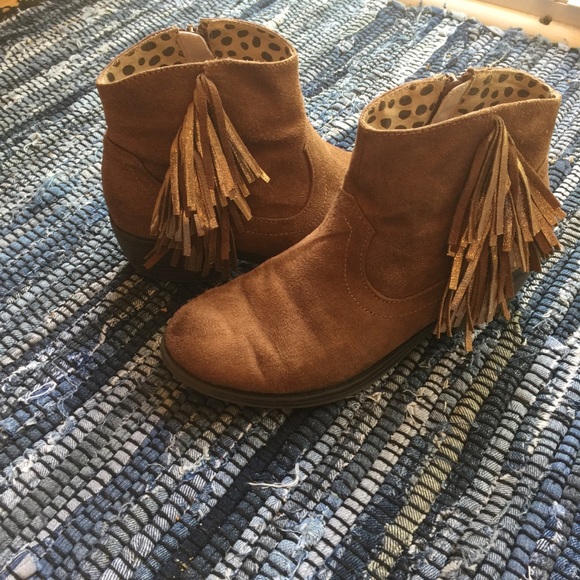Cat & Jack Other - Cat & jack faux suede tan ankle boot w/ fringe sz3
